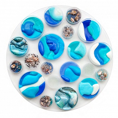 <em><strong>Dreams of Crystal Clear Oceans, 2020, Glass, acrylic paint, mixed media, D 100 cm</strong></em>, 