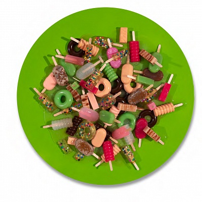 <em><strong>Addiction (in green), 2020, Acrylic paint, silicone, mixed media on canvas, D 60 cm</strong></em>, 