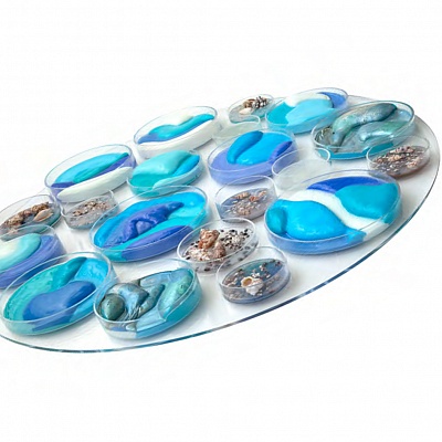 <em><strong>Dreams of Crystal Clear Oceans, 2020, Glass, acrylic paint, mixed media, D 100 cm</strong></em>, 