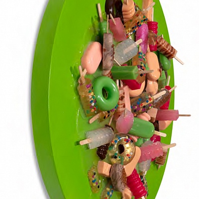 <em><strong>Addiction (in green), 2020, Acrylic paint, silicone, mixed media on canvas, D 60 cm</strong></em>, 